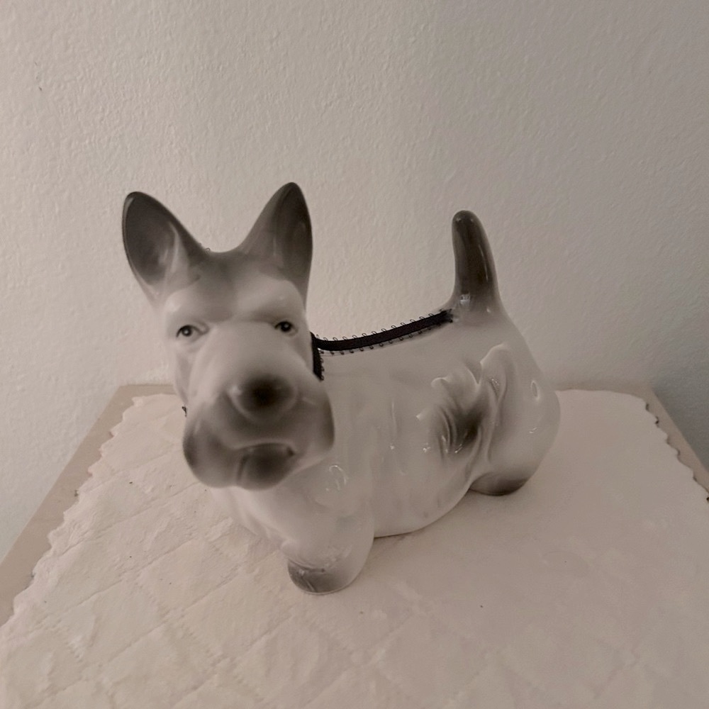 Adorable Scottish Terrier Dog ceramic Figurine. 5.75x5”